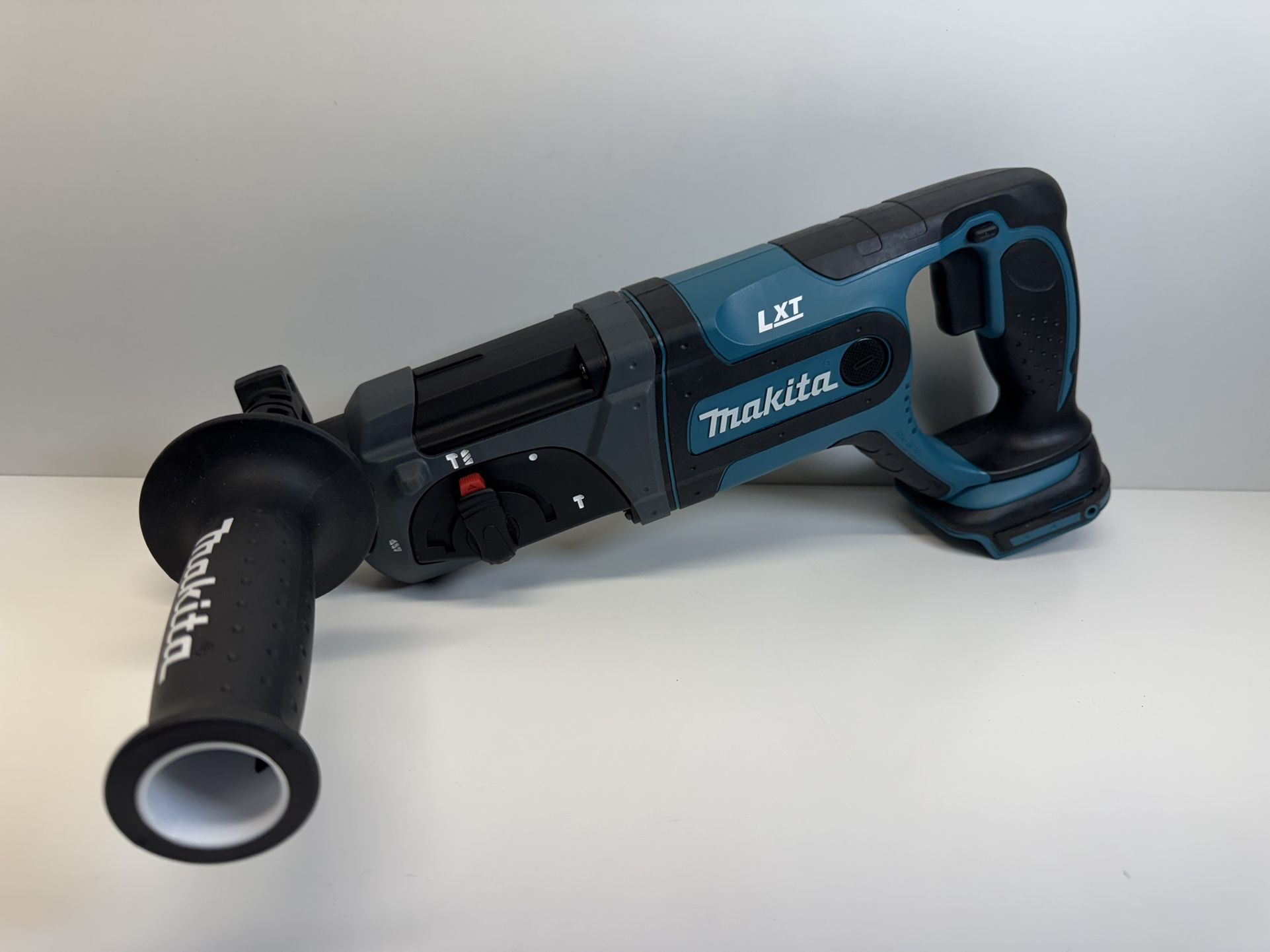 Brand New Makita 18V LXT Lithium-Ion 7/8 in. Cordless SDS-Plus Concrete/Masonry Rotary Hammer Drill (Tool-Only)