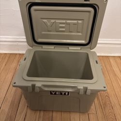 Yeti Cooler Tan Roadie 20 Hard Shell Insulated Ice Chest With Metal Handle