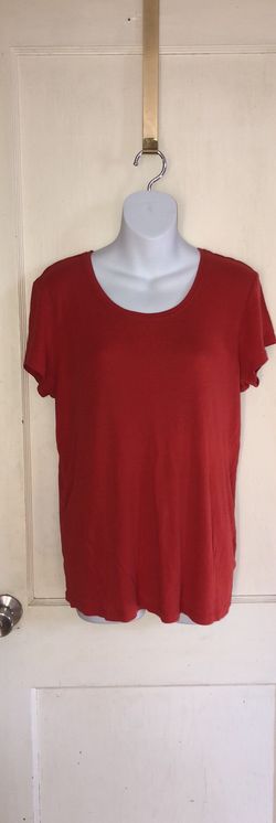 Women’s size XL soft thin red Daisy Fuentes shirt