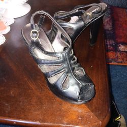 Ladies Black Heels.