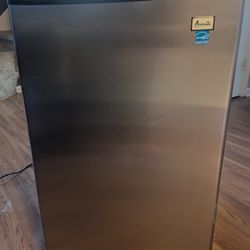 Like New Avanti Mini fridge 