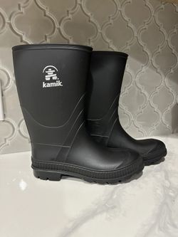 Kamik kids size 5 Waterproof Boots