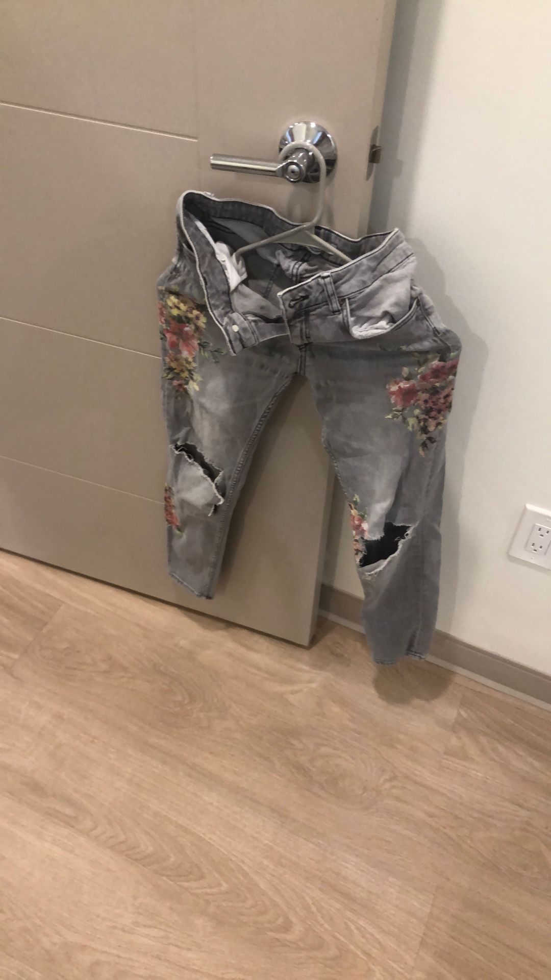 Zara Jeans With Flowers 