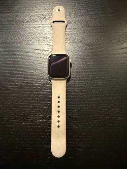 Apple Watch SE 2nd Generation 40mm with clear protection case