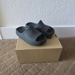 Kids Yeezy Slides 