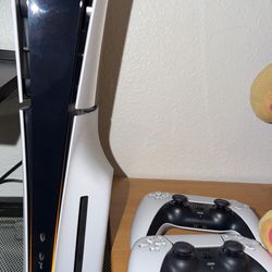 Ps5 (disk version) w/ 2 controllers