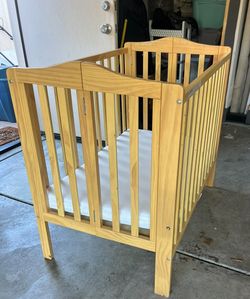 Wooden Crib - Foldable With Mattress