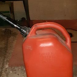 5 GALLON PLASTIC GAS CANS