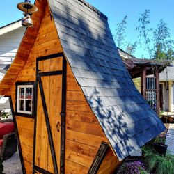 Charming Chicken Coop - New Roof -New Stain