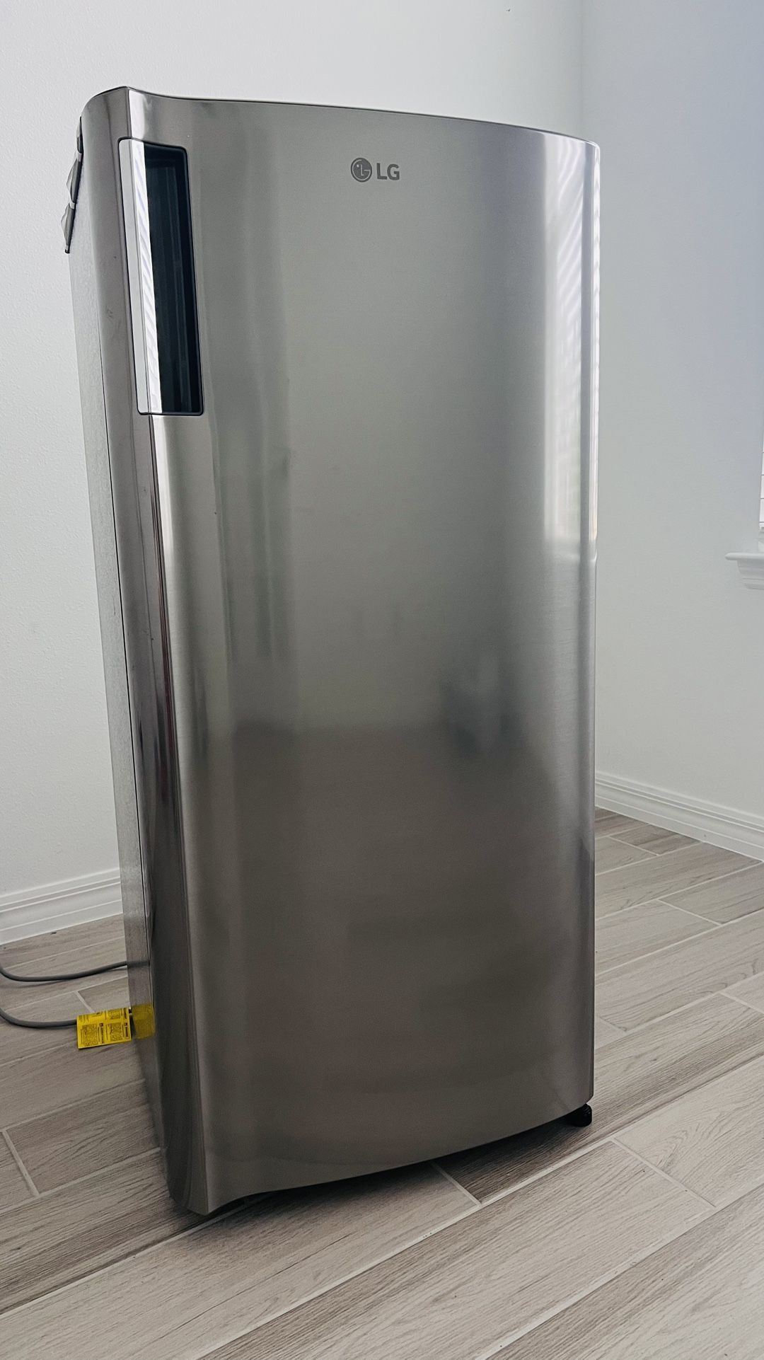 LG 6 cu.ft. Single Door Refrigerator with Inverter Compressor and Pocket Handle in Platinum Silver