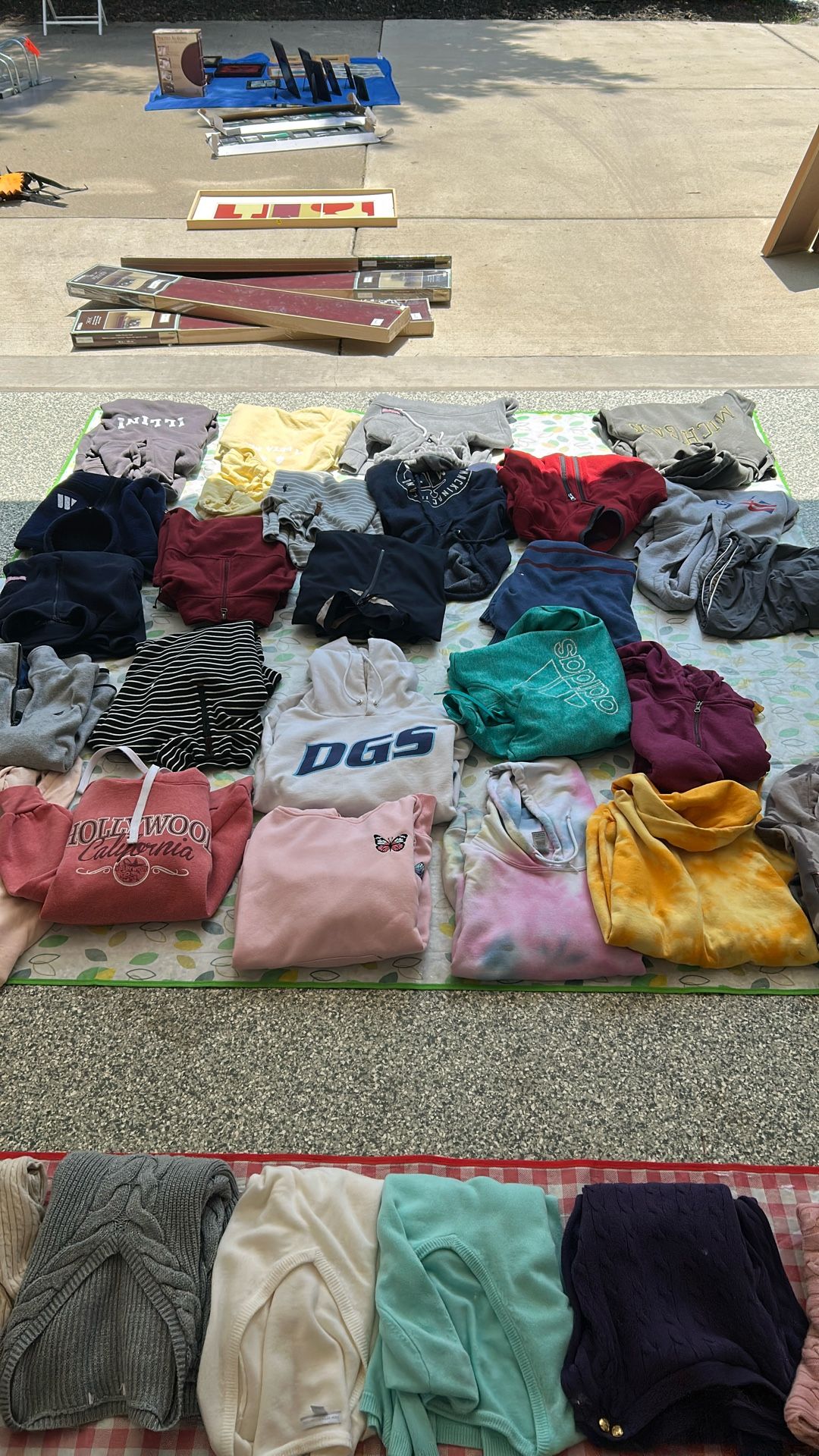 Sweaters And hoodies - size M/L