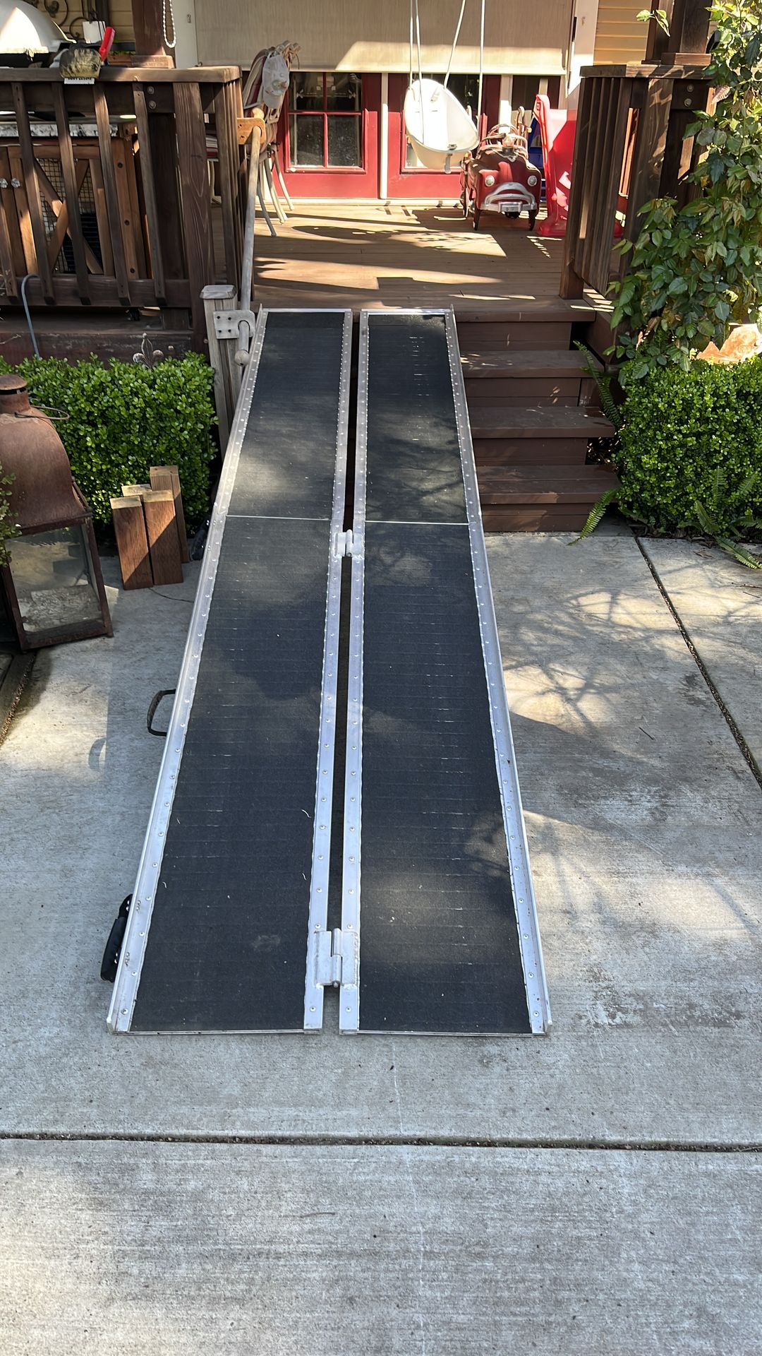 Aluminum wheelchair ramp