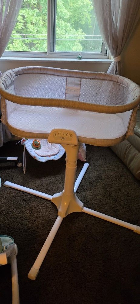 Halo bassinest swivel sleeper