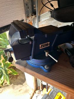 Central Forge Bench Vise