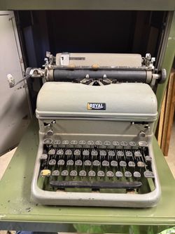 Vintage Royal Typewriter – Heavy Metal – Retro/Collector