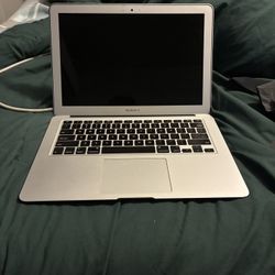 Apple MacBook Air 13.3 A1466 Laptop (256GB SSD; Intel Core i7; 2.2GHz; 8GB ram) 