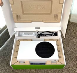 Xbox Series S in excellent condition COMPLETE WITH BOX