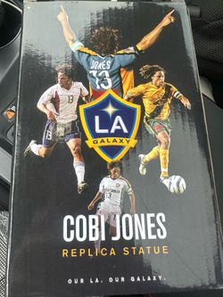 Replica statue soccer player Cobi Jones
