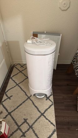 Diaper trash can