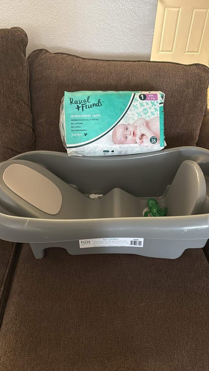 Newborn Tub / diapers 