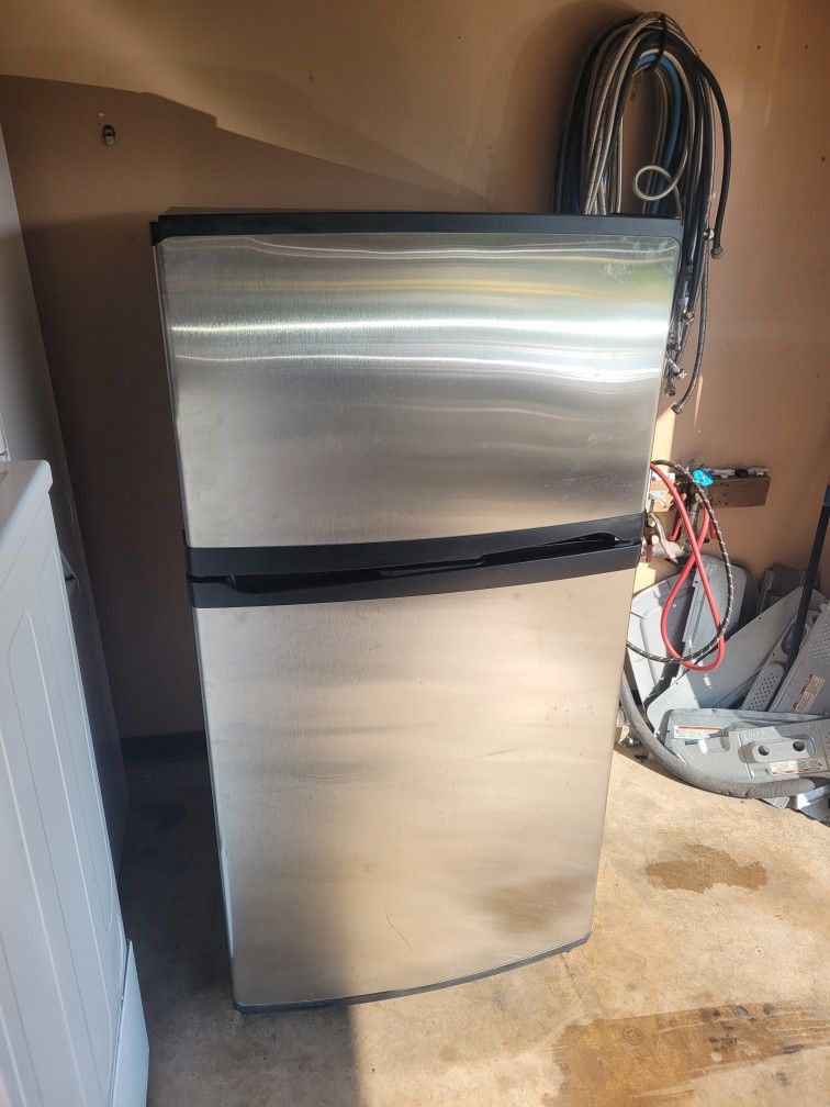 STAINLES STEEL FRIDGE.