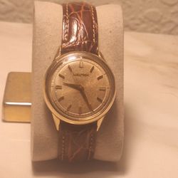 Beautiful bulova.
Accutron  10k Gf  Needs battery.