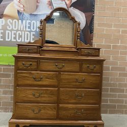 Thomasville wooden Dresser w/Mirror