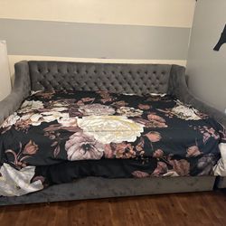 Full-size day bed 