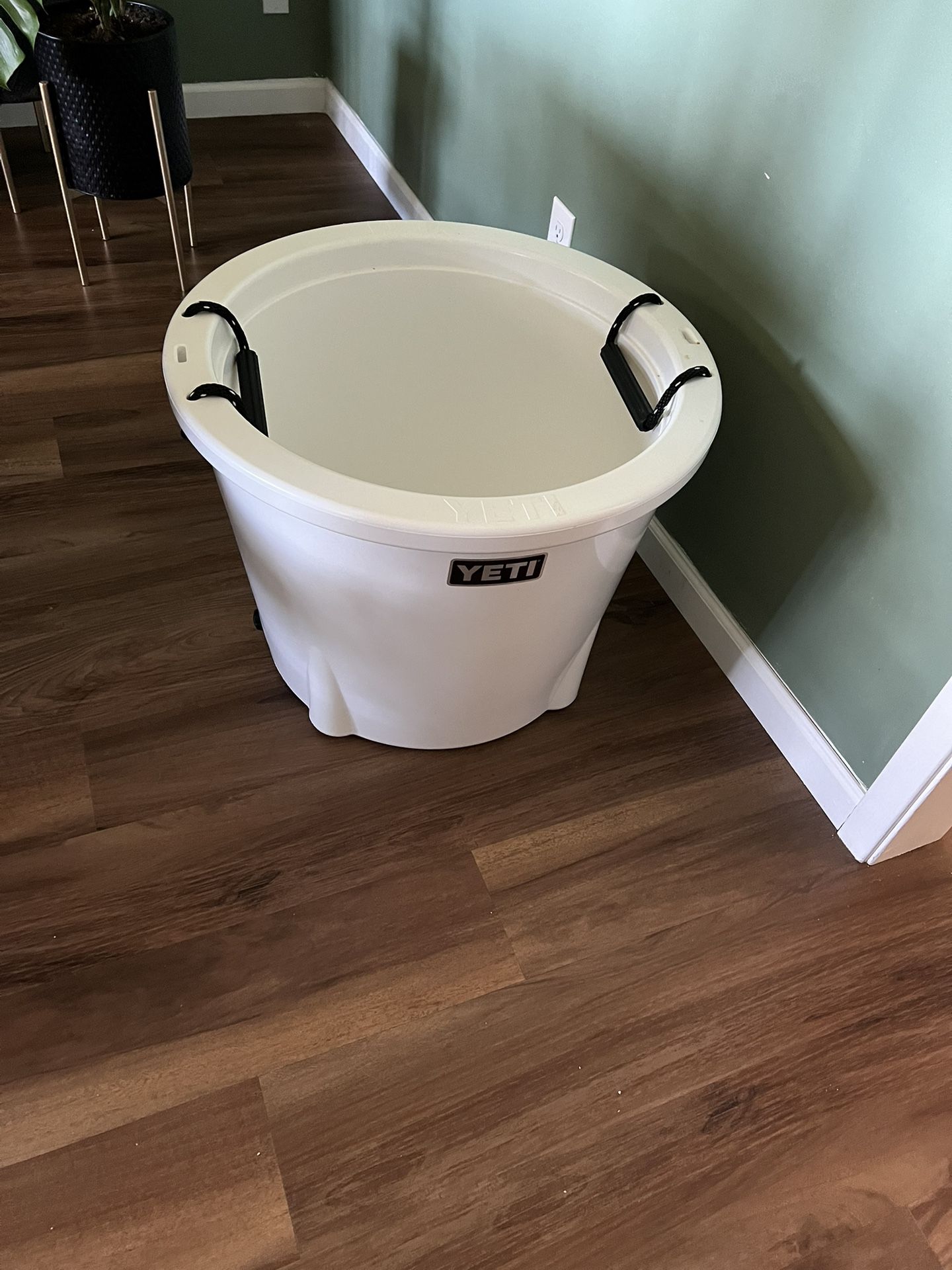 Yeti Tank 85 Ice Bucket