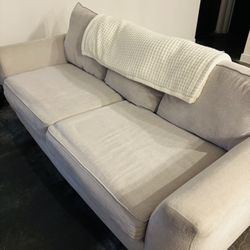 Sleeper Sofa / Queen Pull Out Bed