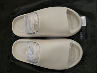 Yeezy slides Brand New Cream Color