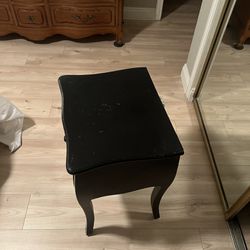 Nightstand/ Drawer/ End Table: Furniture 