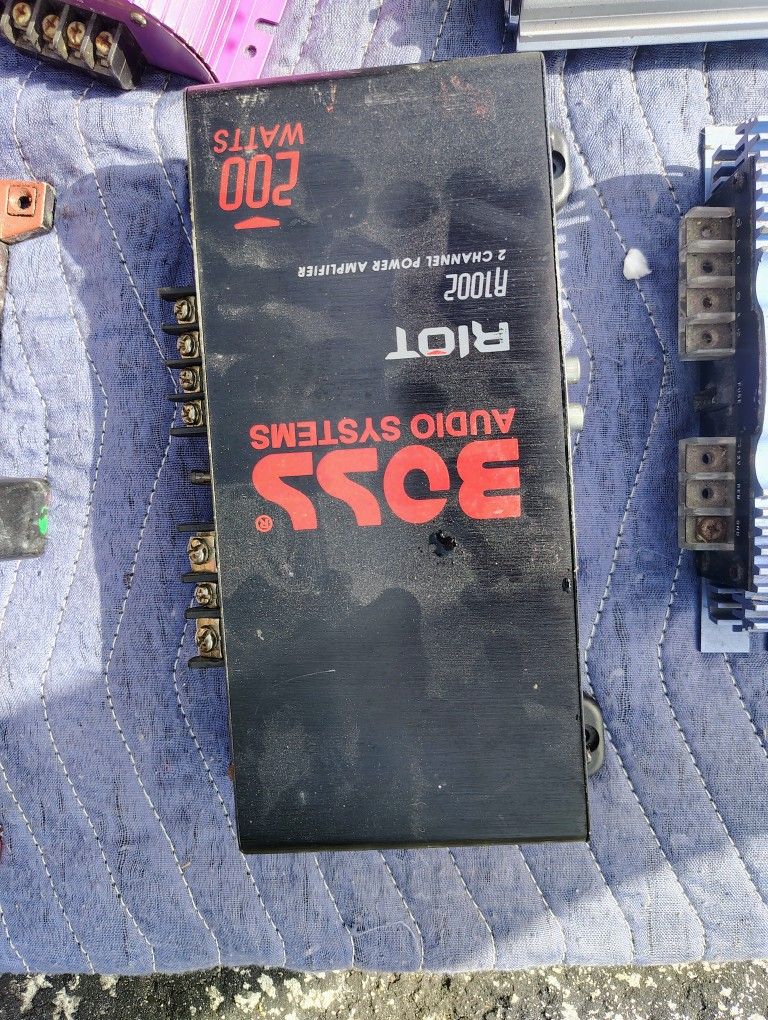 BOSS Audio Systems Riot R1002 2-channel car audio power amplifier.
