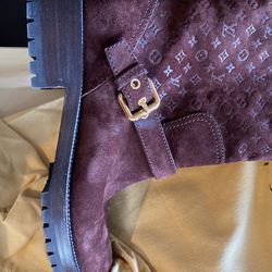Beautiful suede boots, authentic LV