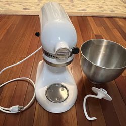 New No Box The KitchenAid Classic Series K45SSWH 4.5 Quart Tilt-Head Stand Mixer