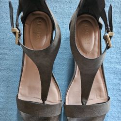 Reaction Kenneth Cole Women's Size 8.5 Green Side Buckle Sandals