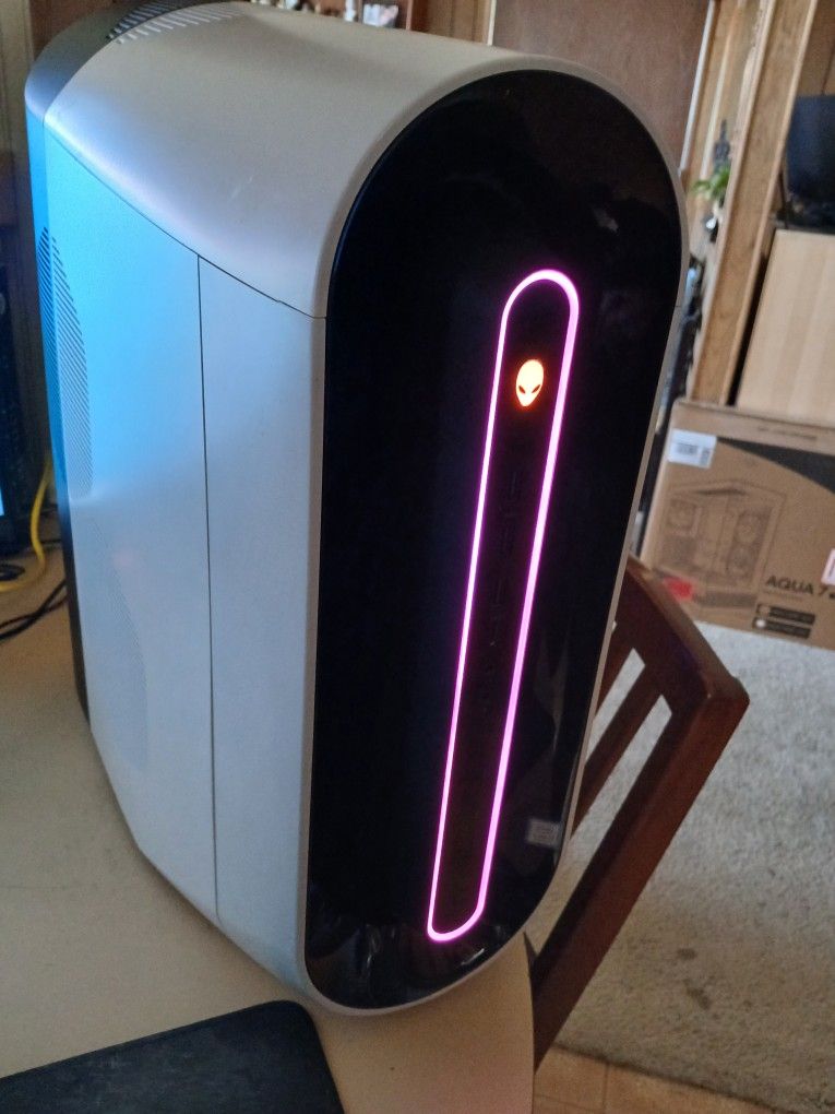 Alienware Aurora R9 Gaming PC (i7 9700, 16GB RAM, 256GB SSD + 1TB HDD, Nvidia RTX 2070, W11 Home)