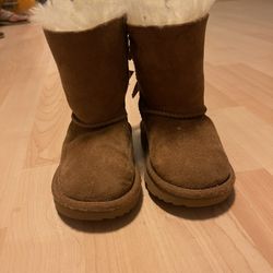 Children’s Ugg’s ( Size 6 Children)
