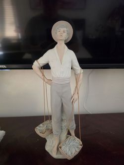 15" H-Lladro Fisherman Figurine 4802 Spain Glossy Porcelain, Like New. Elegant porcelain figurine of a man carrying two baskets. Piece has a matte fin