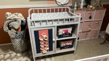 Baby freestanding changing table