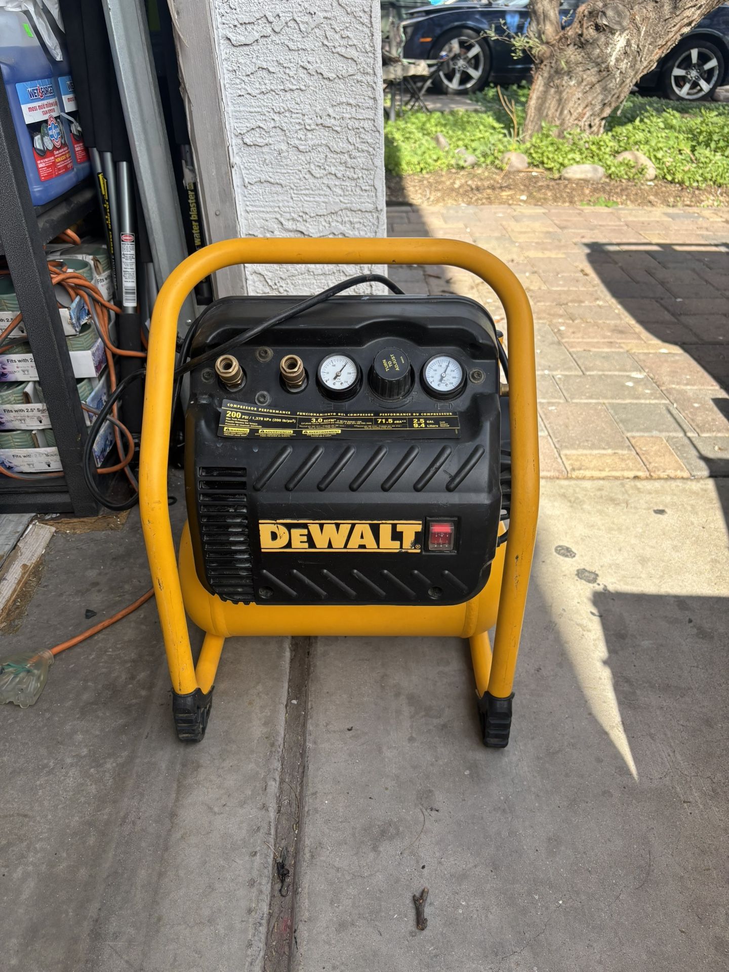 DEWALT 2.5 Gal. Portable Electric Heavy Duty 200 PSI Quiet Air Compressor