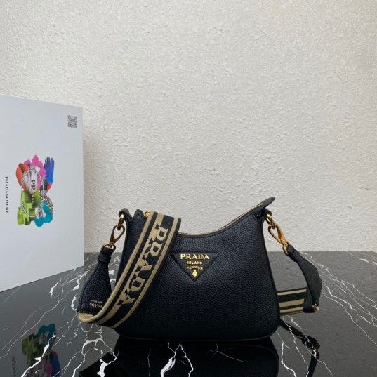 Black leather Vera Wang purse