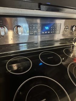 Samsung 30-inch freestanding electric range in black stainless steel, featuring a 5.9 cu. ft. oven and a glass