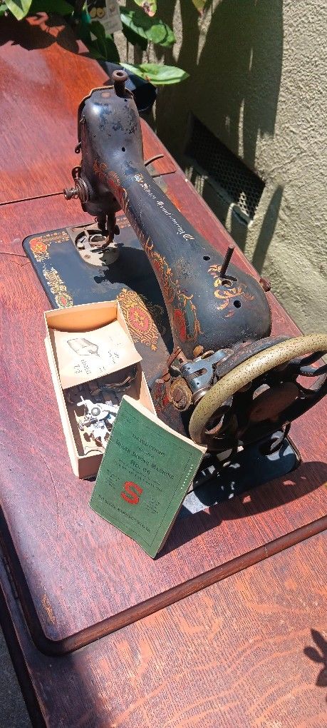 Antique 1929 Singer No. 66 Sewing Machine w/ knee Pedal & Library Table No.40