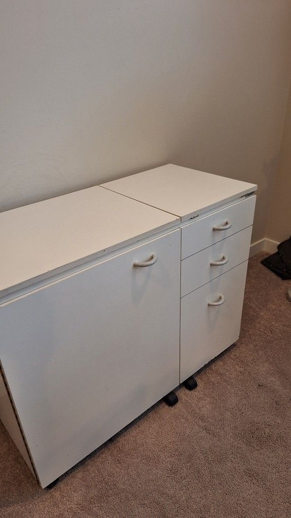 Sewing machine cabinet