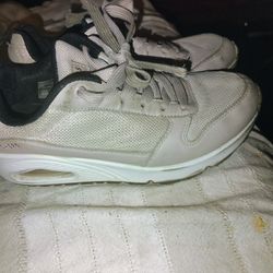 Woman's Sketchers Size 7