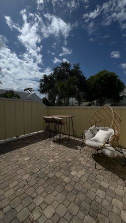 Modern Outdoor Patio Set – Great Condition