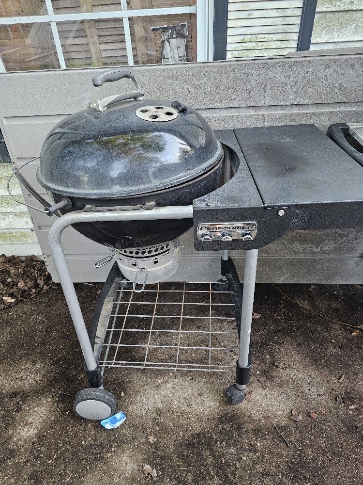 Prices Firm.. Large Weber Charcoal Barbecue The Performer