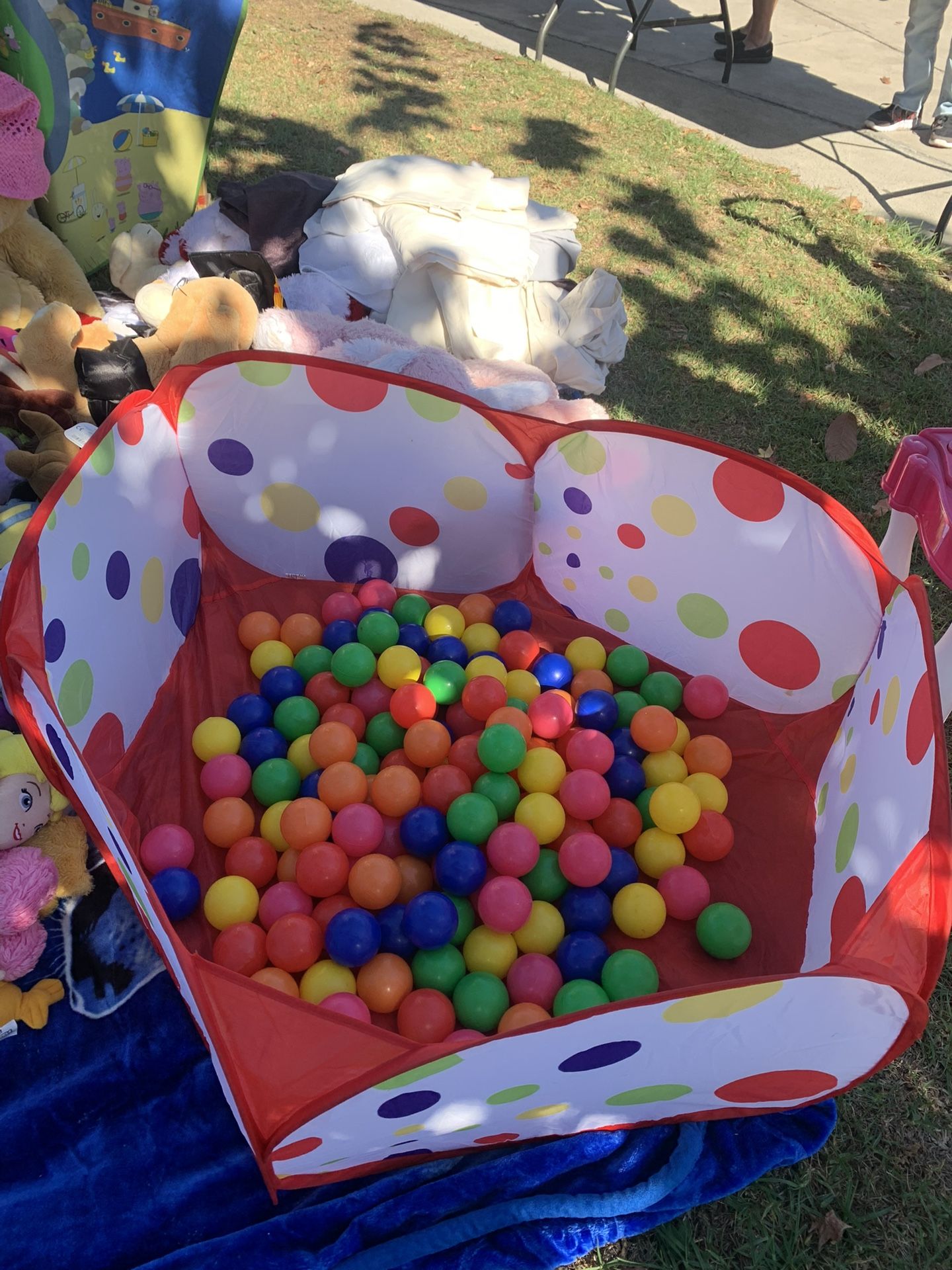 Portable play pen / Ball pit with balls