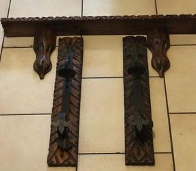 REPISA ANTIGUA DE MADERA Y METAL CON CANDELABROS